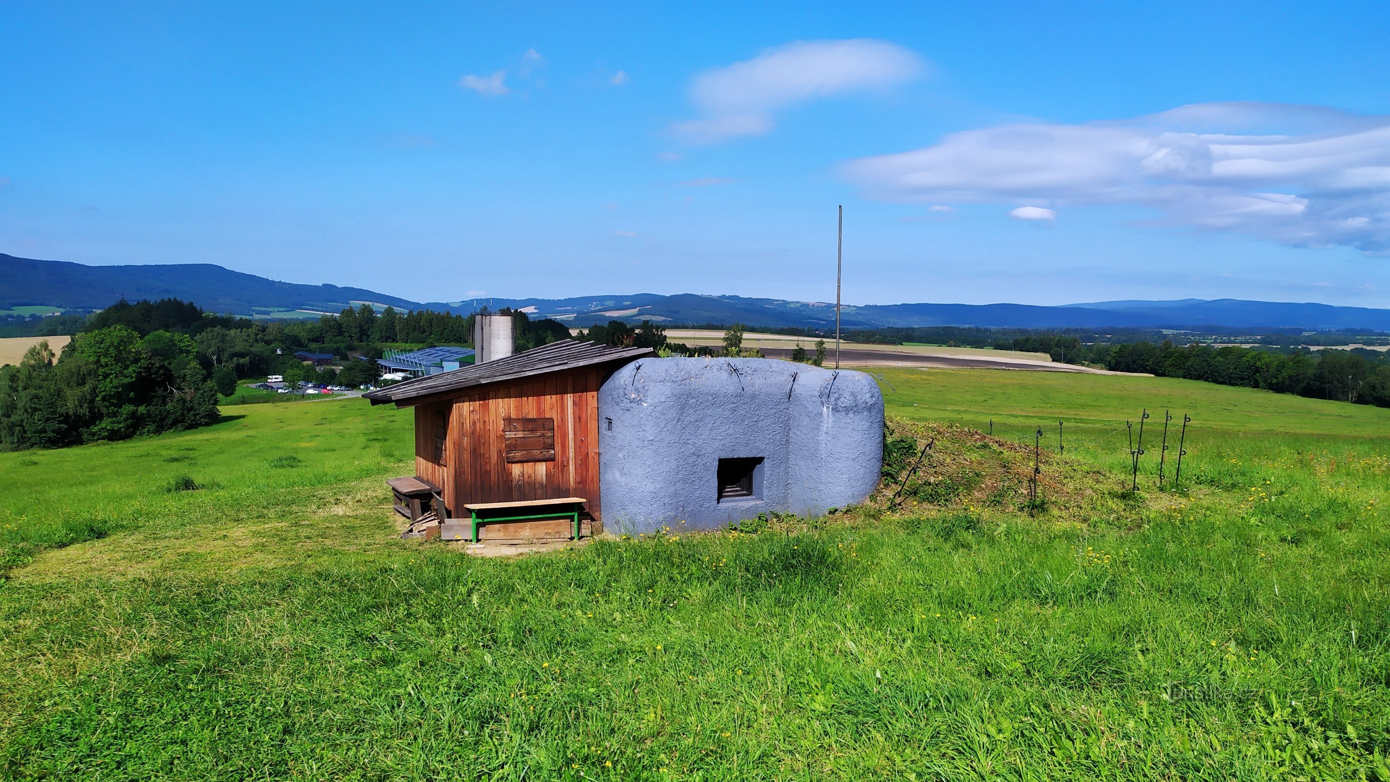 Kilátás a másik oldalról, a háttérben a katonai múzeum