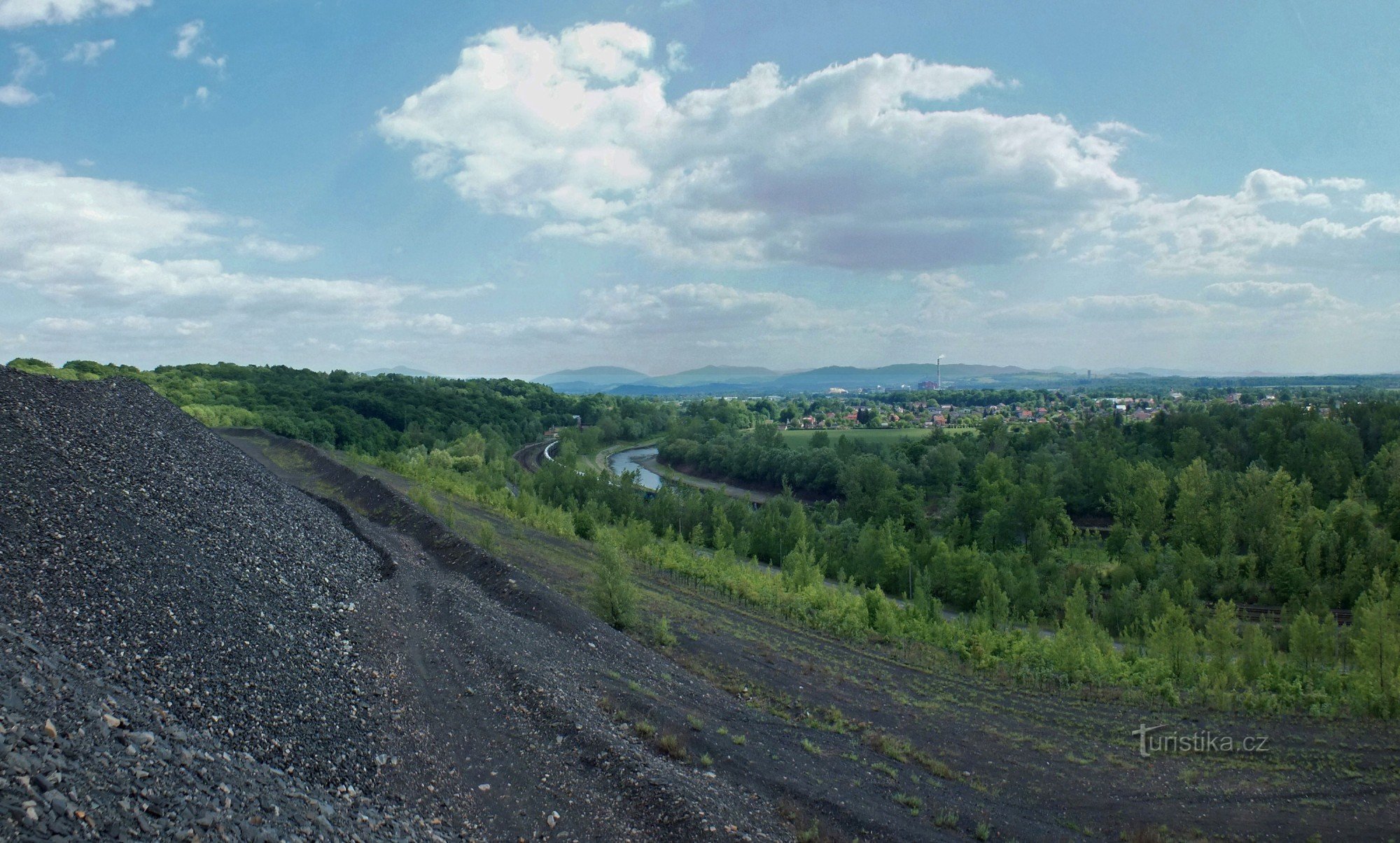 Vue depuis le tas de Paskov jusqu'aux montagnes des Beskides