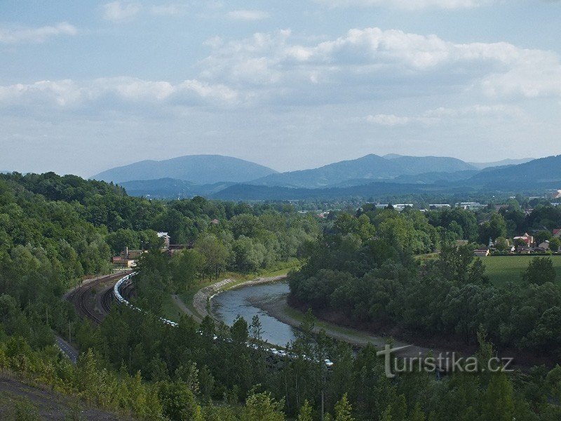 Vue depuis le tas de Paskov jusqu'aux montagnes des Beskides