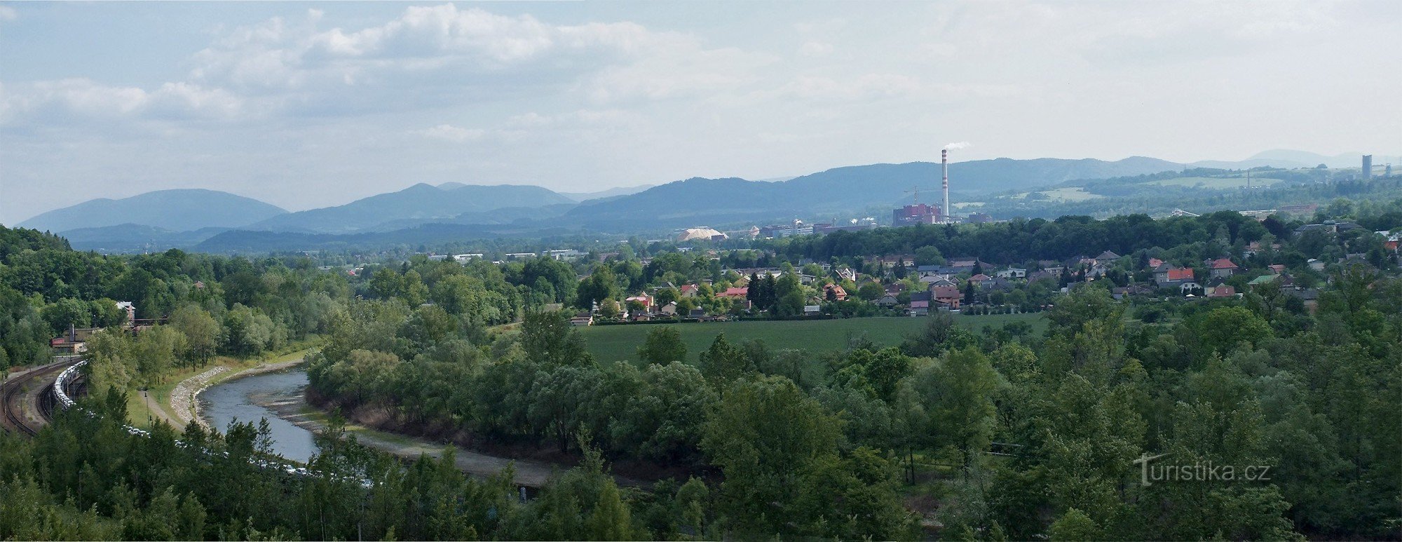 Vue depuis le tas de Paskov jusqu'aux montagnes des Beskides