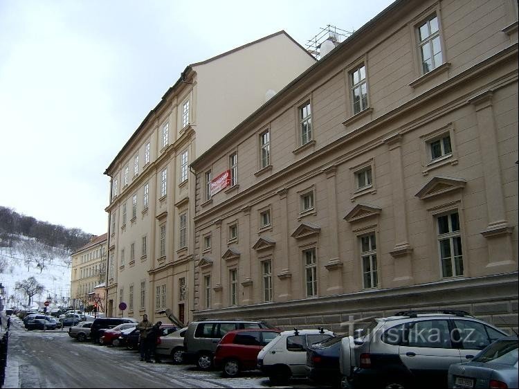 Vue depuis la rue Hellichova : à l'origine, la colonie de Nebovidy était située ici, dont l'importance