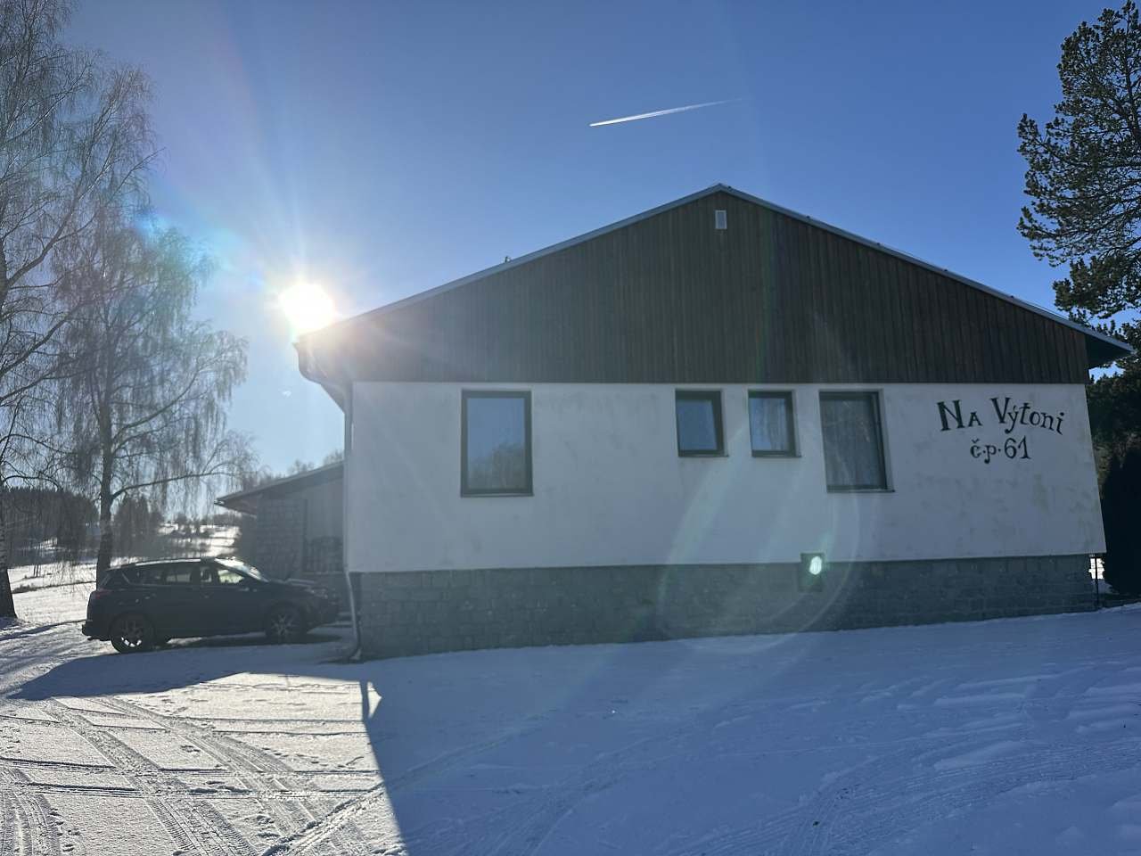 Pohled z hlavní silnice - zepředu