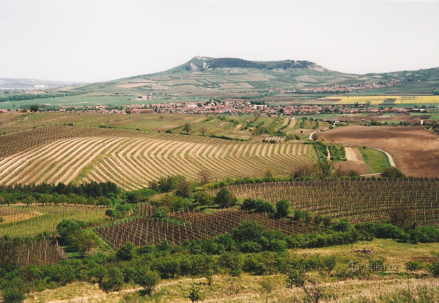 Vue depuis le pic principal jusqu'à la crête de Pálava