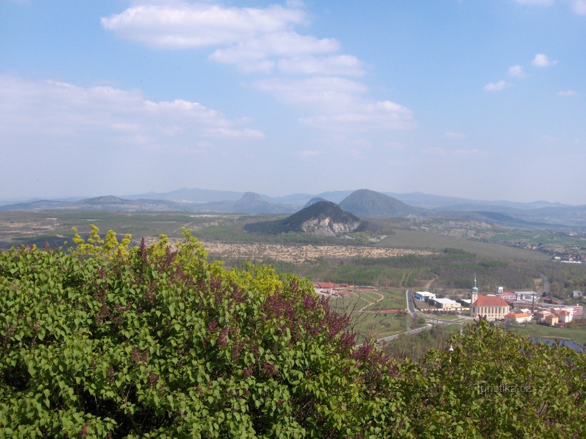 Blick von Hněvín auf die Kirche und Špičák