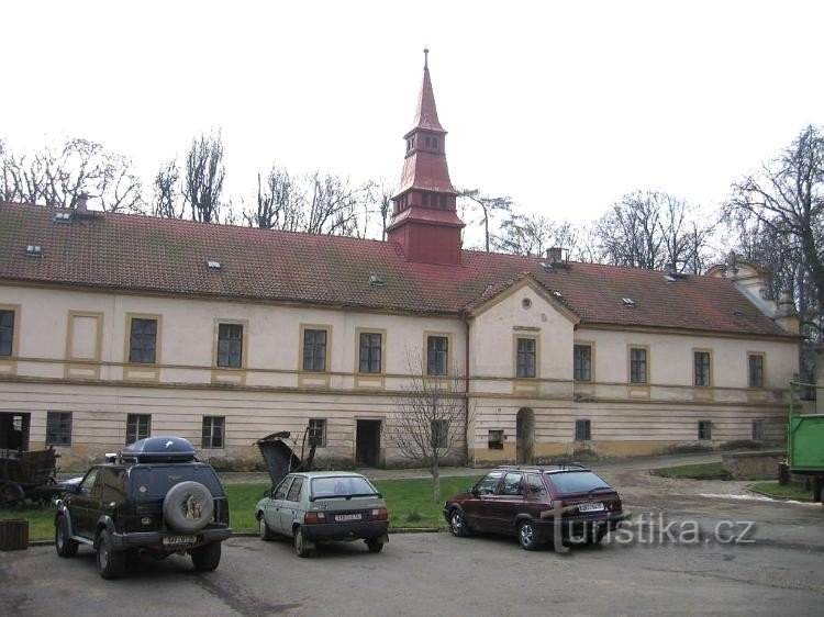 Vue depuis la cour de la ferme : Château d'Úholičky