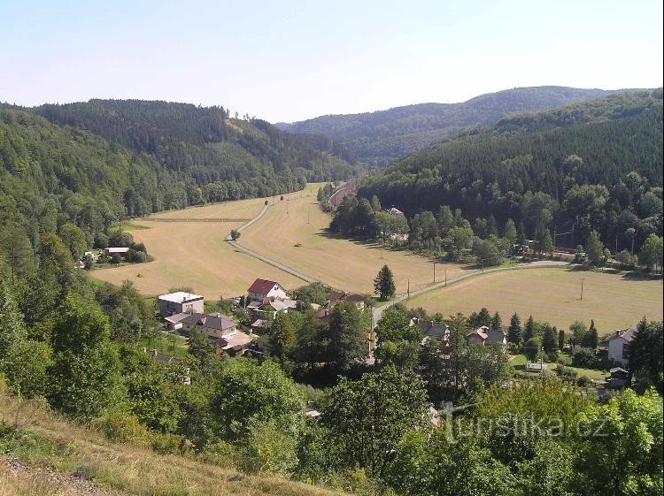 Aussicht von Hoštejn: Straßenabkürzung und Eisenbahn nach Zábřeh.