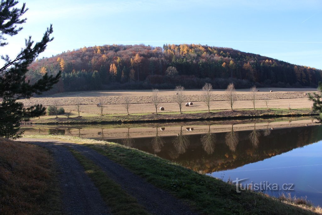 Vista da barragem para Čepičná