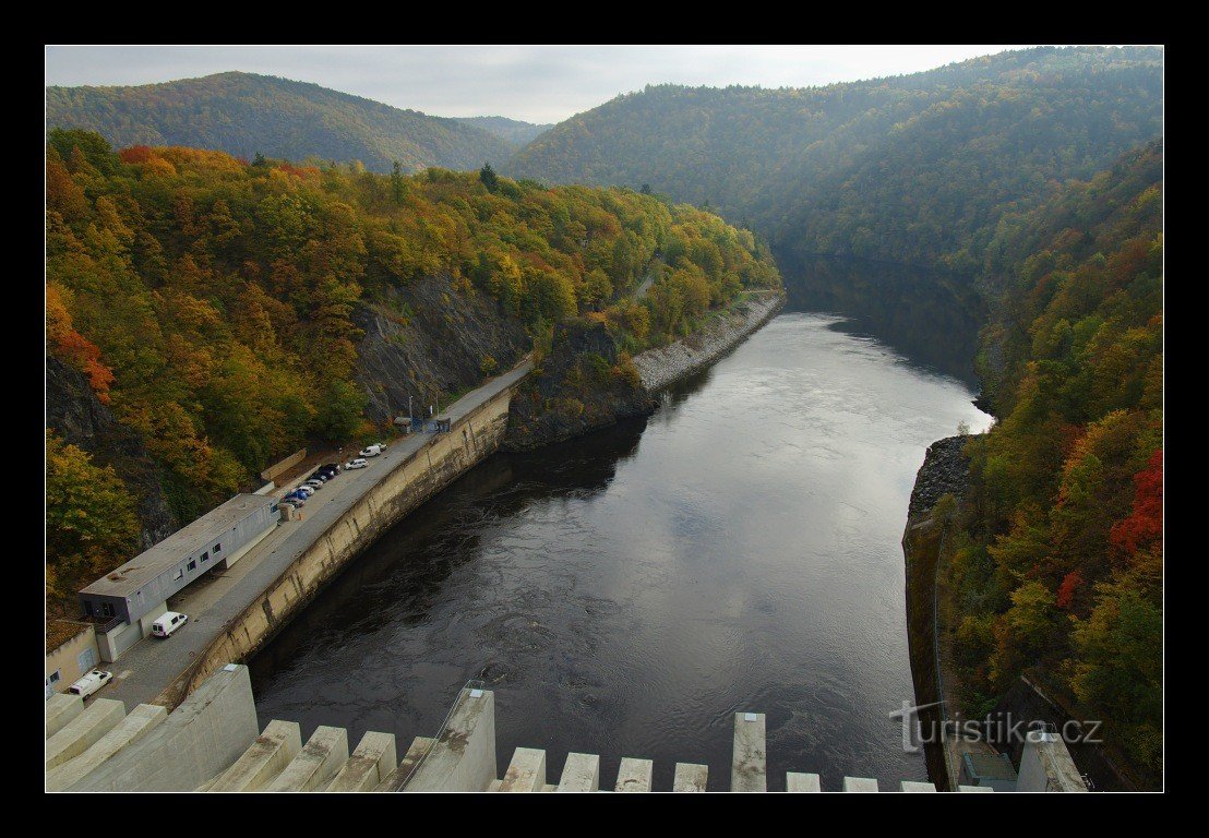 Utsikt från dammen till Vltava nedanför dammen