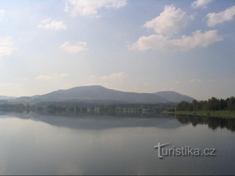 Vista da barragem de Olešná, Ostružná à direita, Kabátice à esquerda