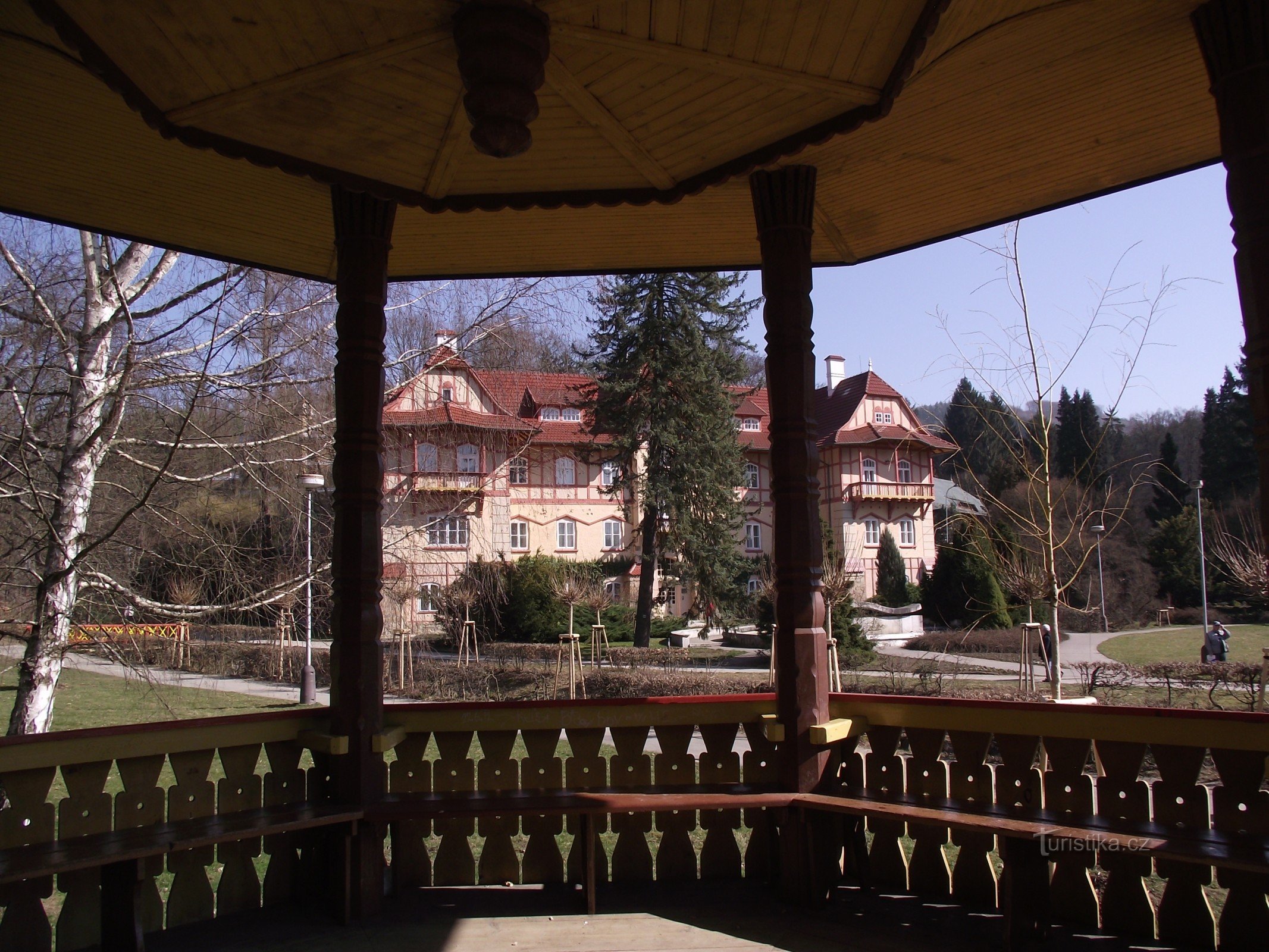 vista do pavilhão de música para a casa Jestřabí