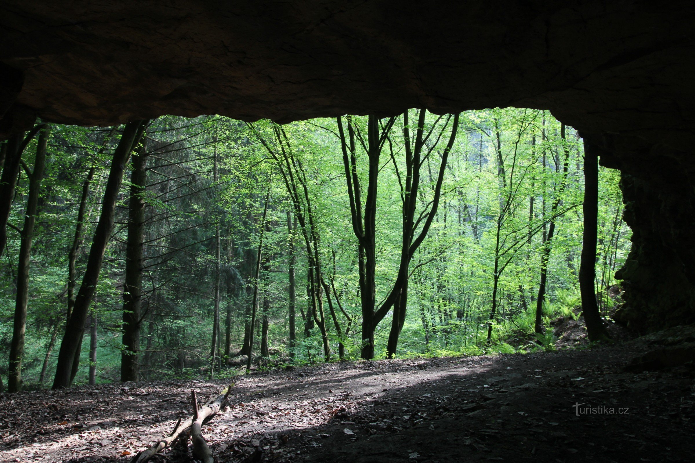 Vue de la grotte sur la vallée de la Haldy