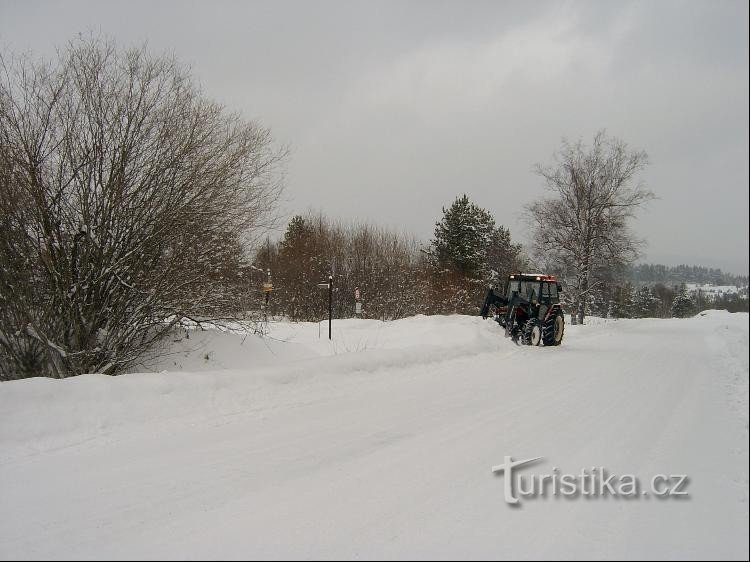 Vista desde el sur: La horquilla está en los lugares donde el tractor ajusta el terreno.