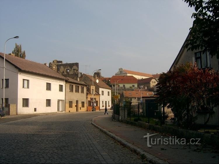 Pogled z juga: Razvaline gradu so prosto dostopne javnosti.