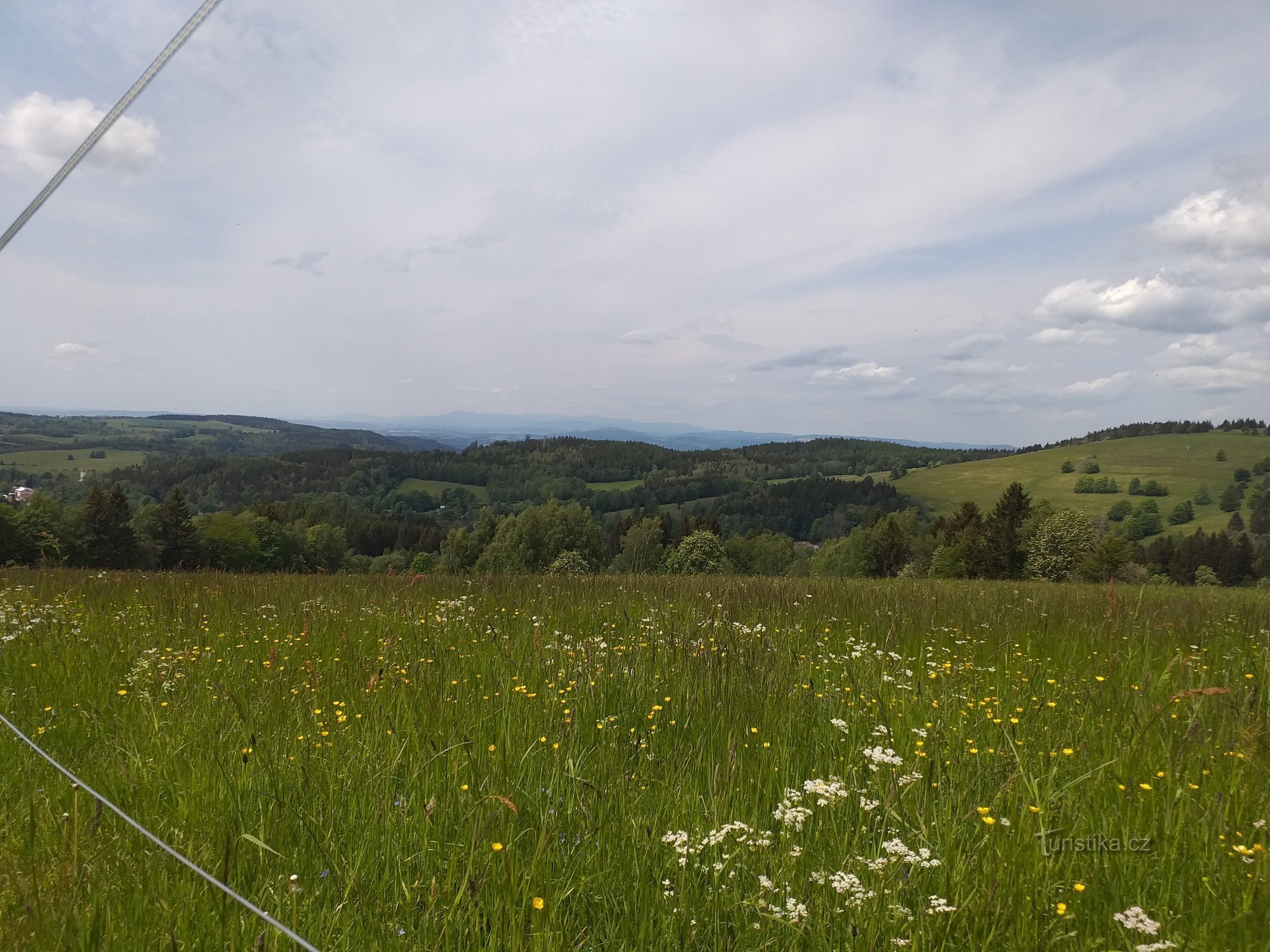 vedere din calea Jiráská: dealul Feistův în mijloc