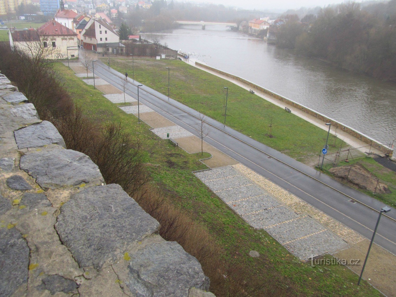 Blick auf den Fluss Ohře von der Kadaň-Mauer