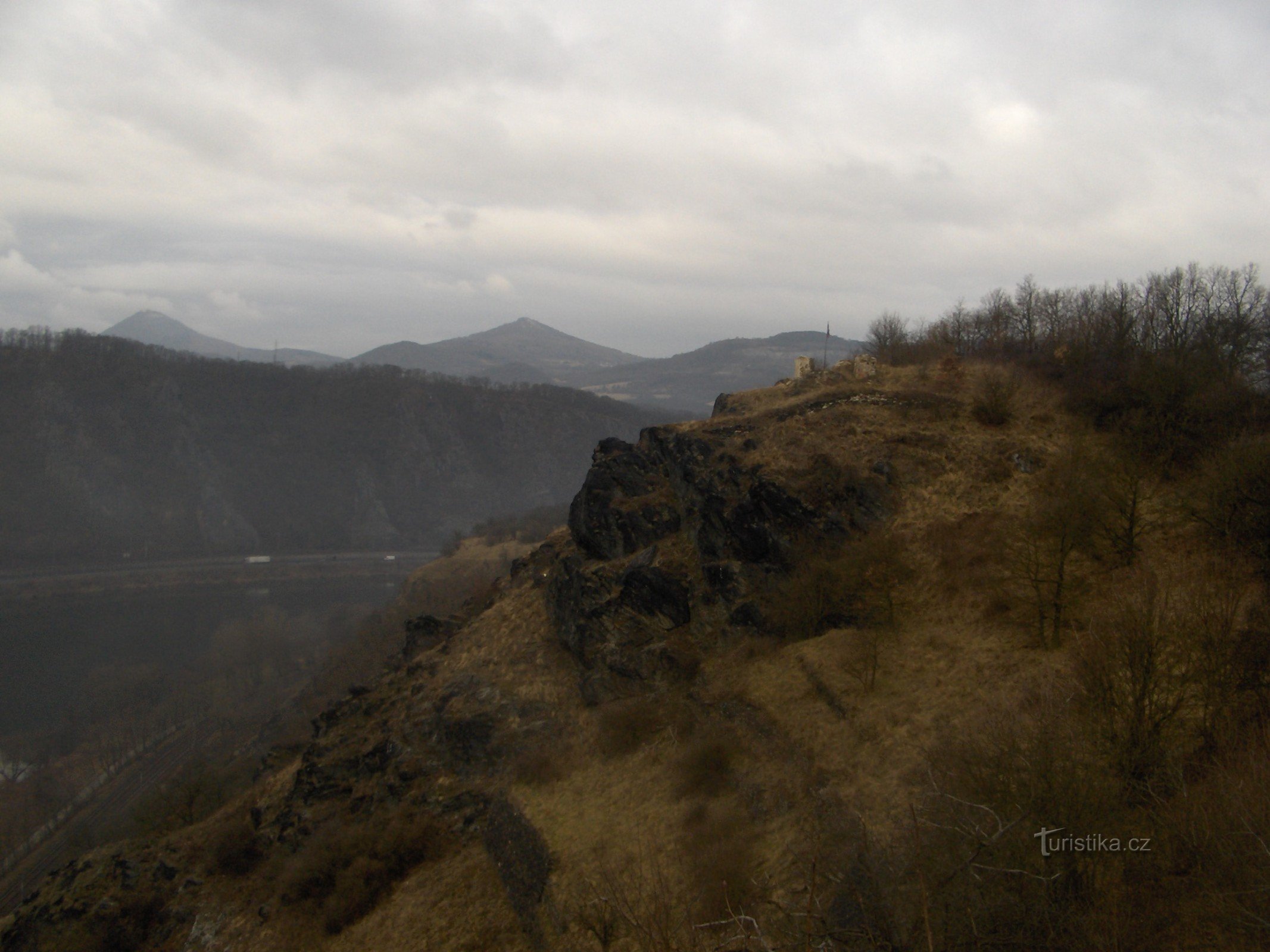 Blick von Kalvária auf Milešovka und Kletečná