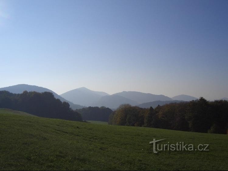 Vedere din Kamenice, Tichavská hůrka este pe stânga