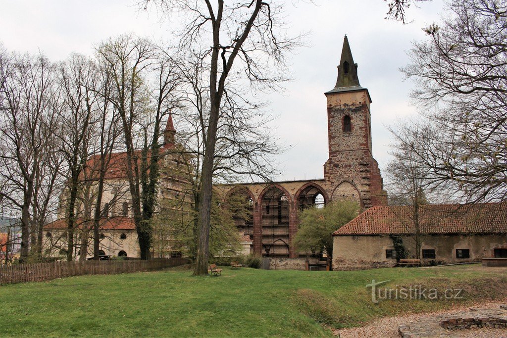 Utsikt från klosterträdgården