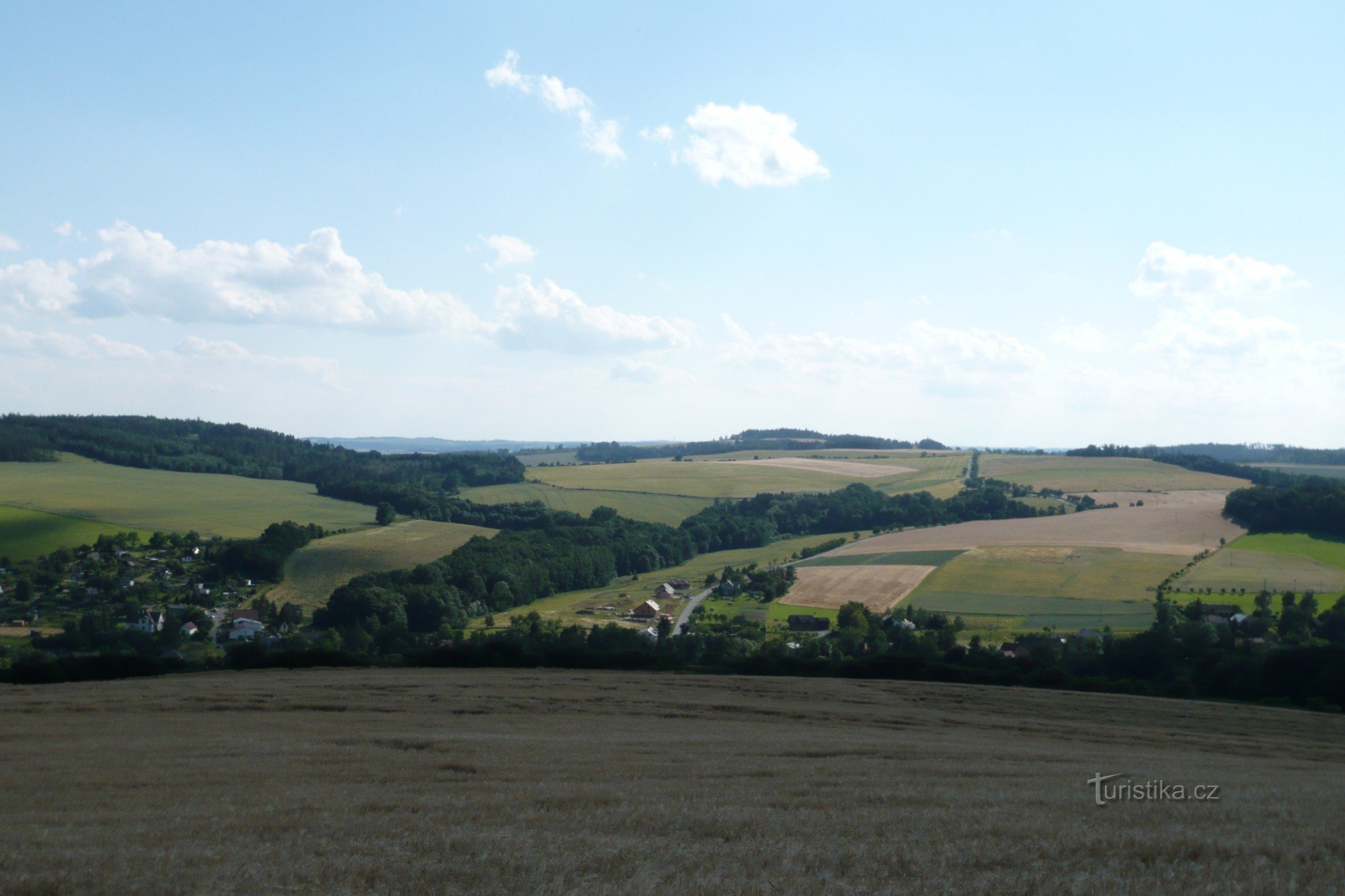 Blick vom Hügel über dem Staroveska-Damm