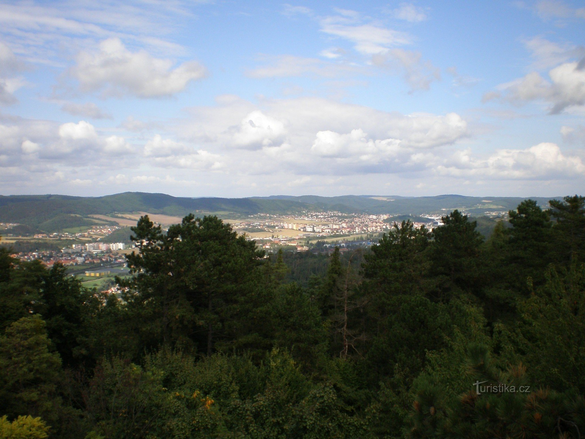 Vue depuis la montagne Koukola vers le N (direction Beroun et Králův Dvůr)