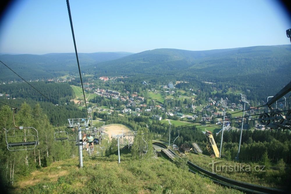 pogled z žičnice na Harrachov