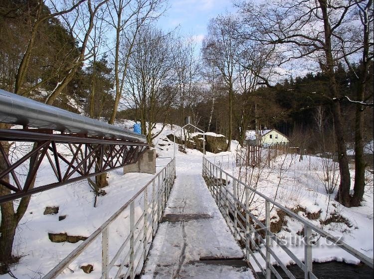 Vue de la passerelle vers le carrefour : Passerelle sur Jihlava à la station d'épuration de Jihlava (hiver 2005)