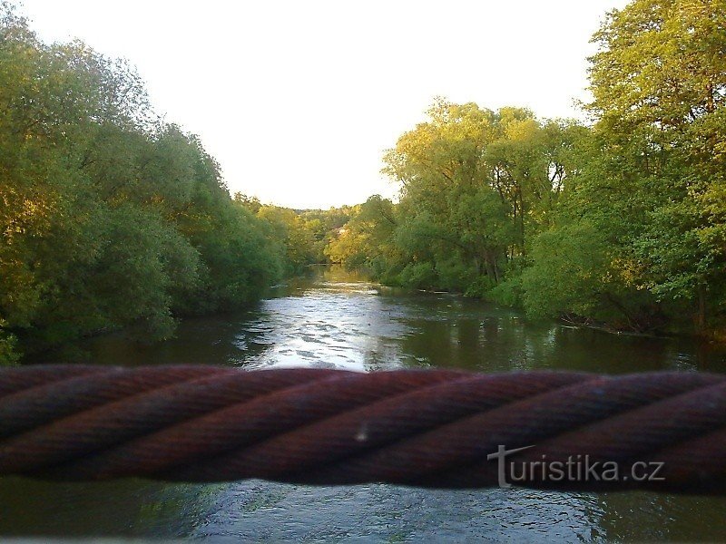 Vue depuis la passerelle en aval