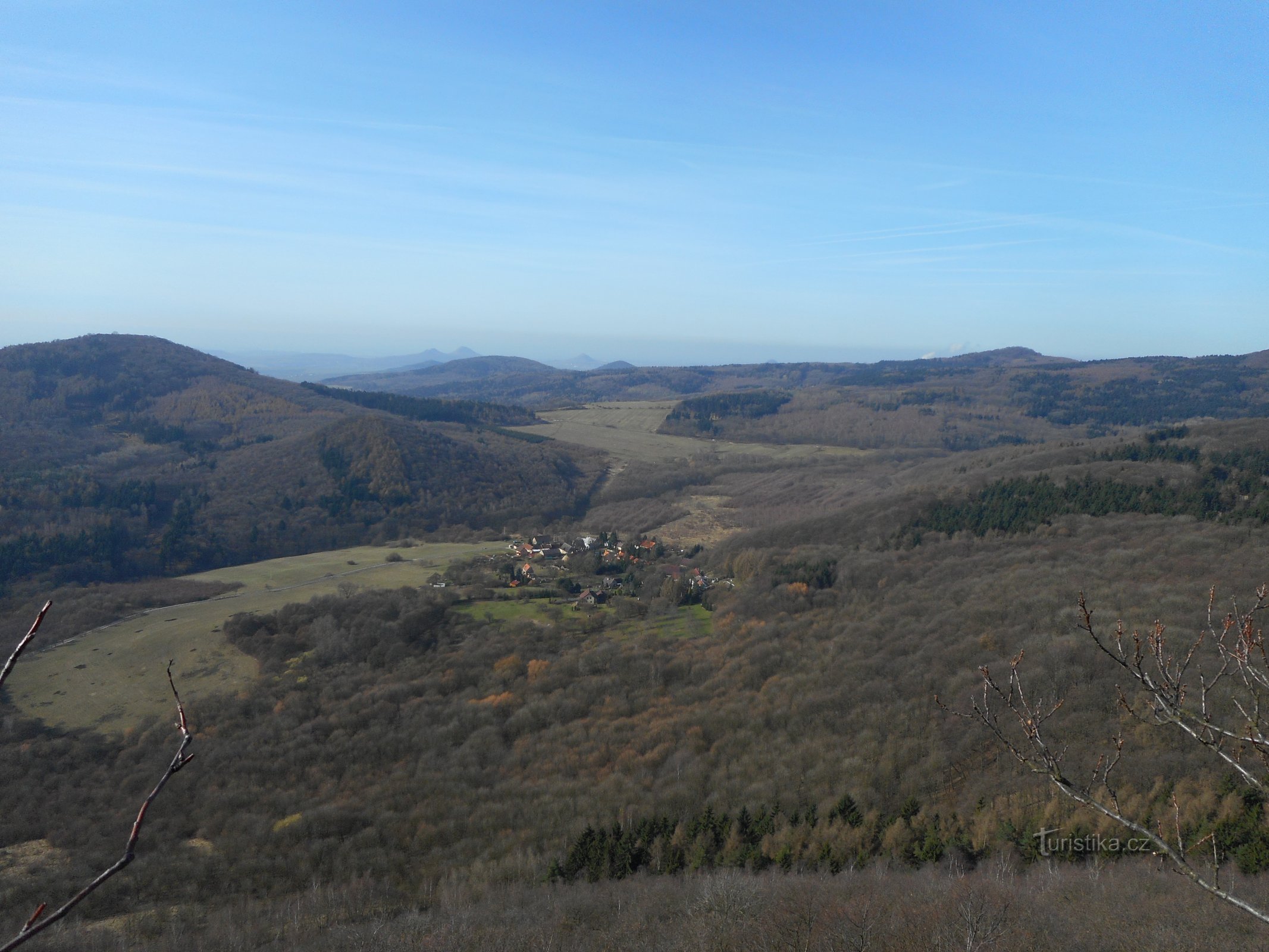 Η θέα από τη Lipská hora προς τα δυτικά...