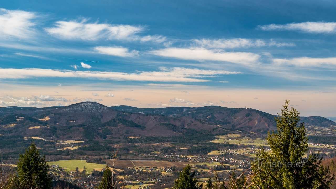 Vedere de la Loučka la Ostrý și Javorový