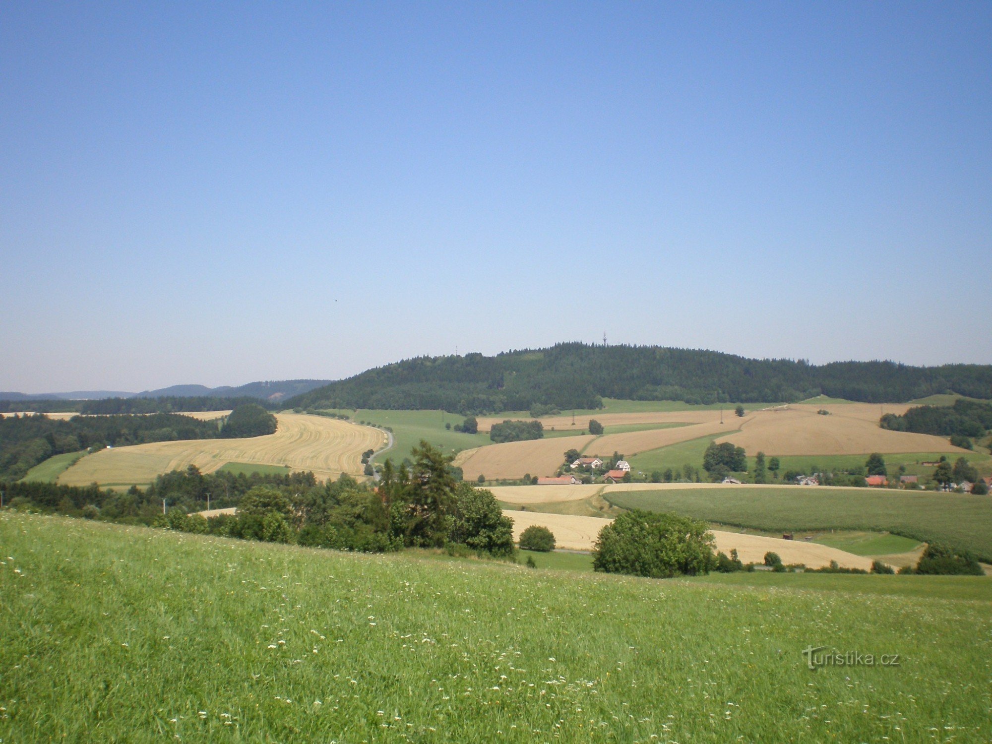 widok z łąki nad Mandle na S (Andrlův Chlum w środku)