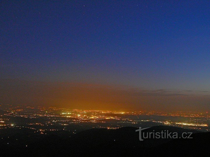 Blick von Lysá hora auf Frýdek - Místek bei Nacht