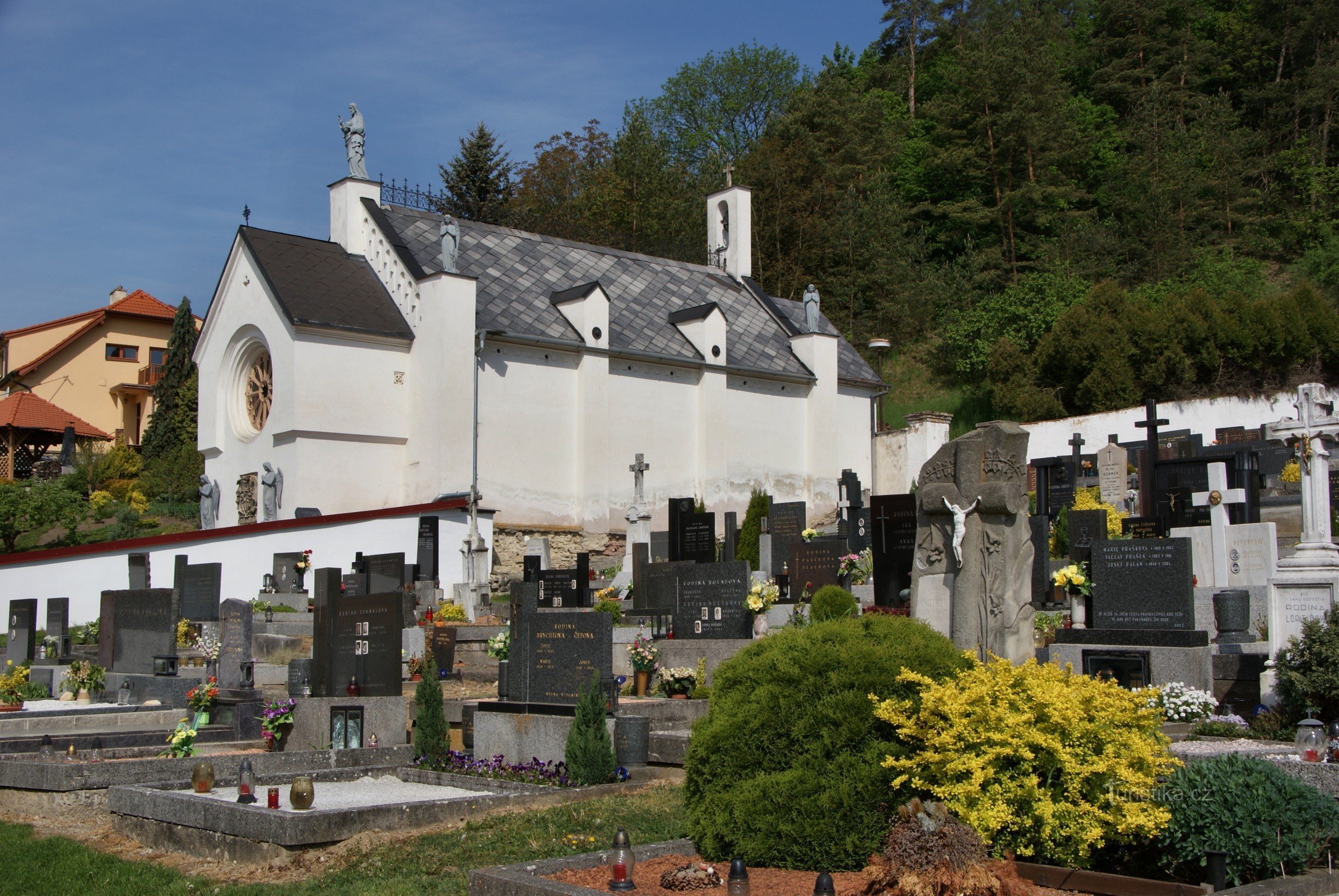 Blick vom Lysice-Friedhof