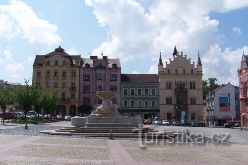 Pohled z Masarykova náměstí na budovu soudu a kašny