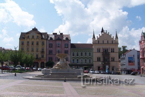 Utsikt från Masaryk-torget över domstolsbyggnaden och fontänen