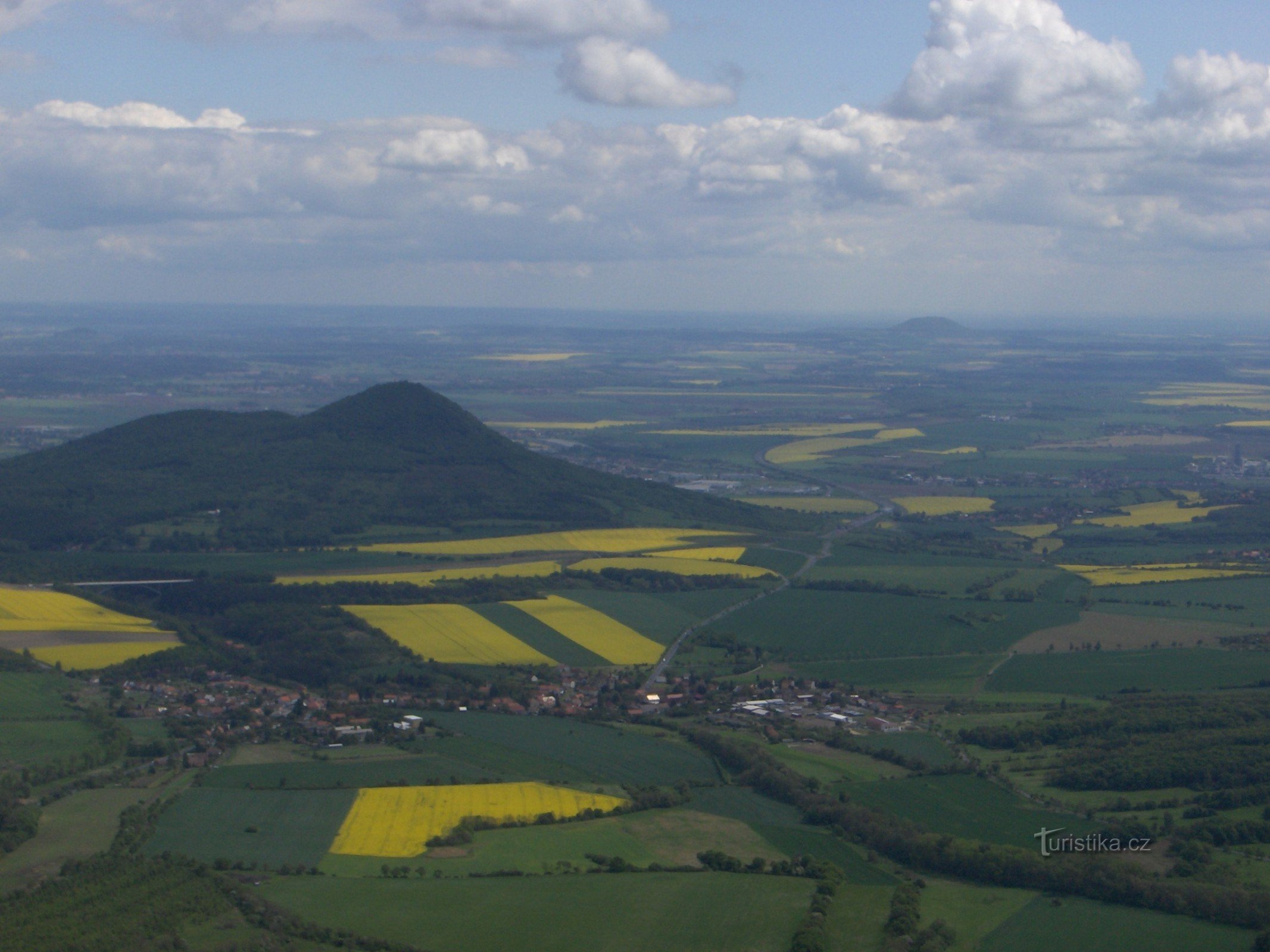 从 Milešovka 到 Velemín、Mannstein 石和 Lovoš 的景色