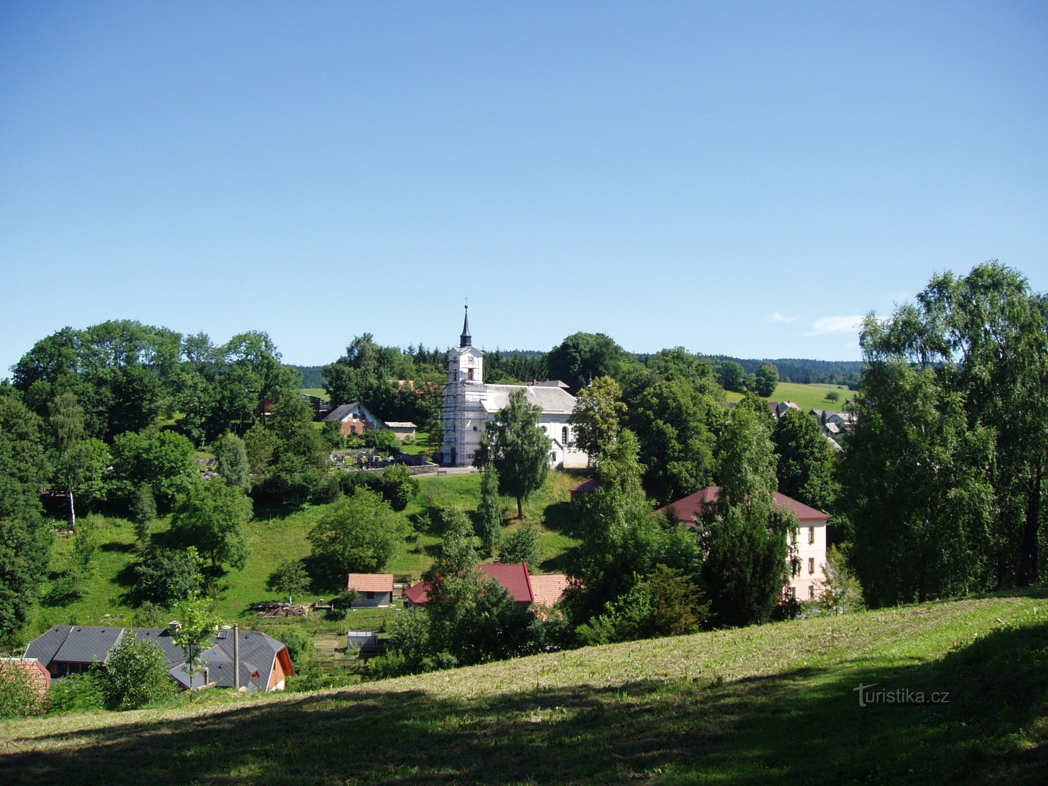 Blick vom Platz U tisu auf die Kirche in Jamné