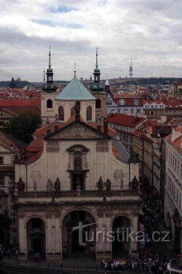 Vista de Mostecká věž para Karlova Street: Igreja de St. Salvador