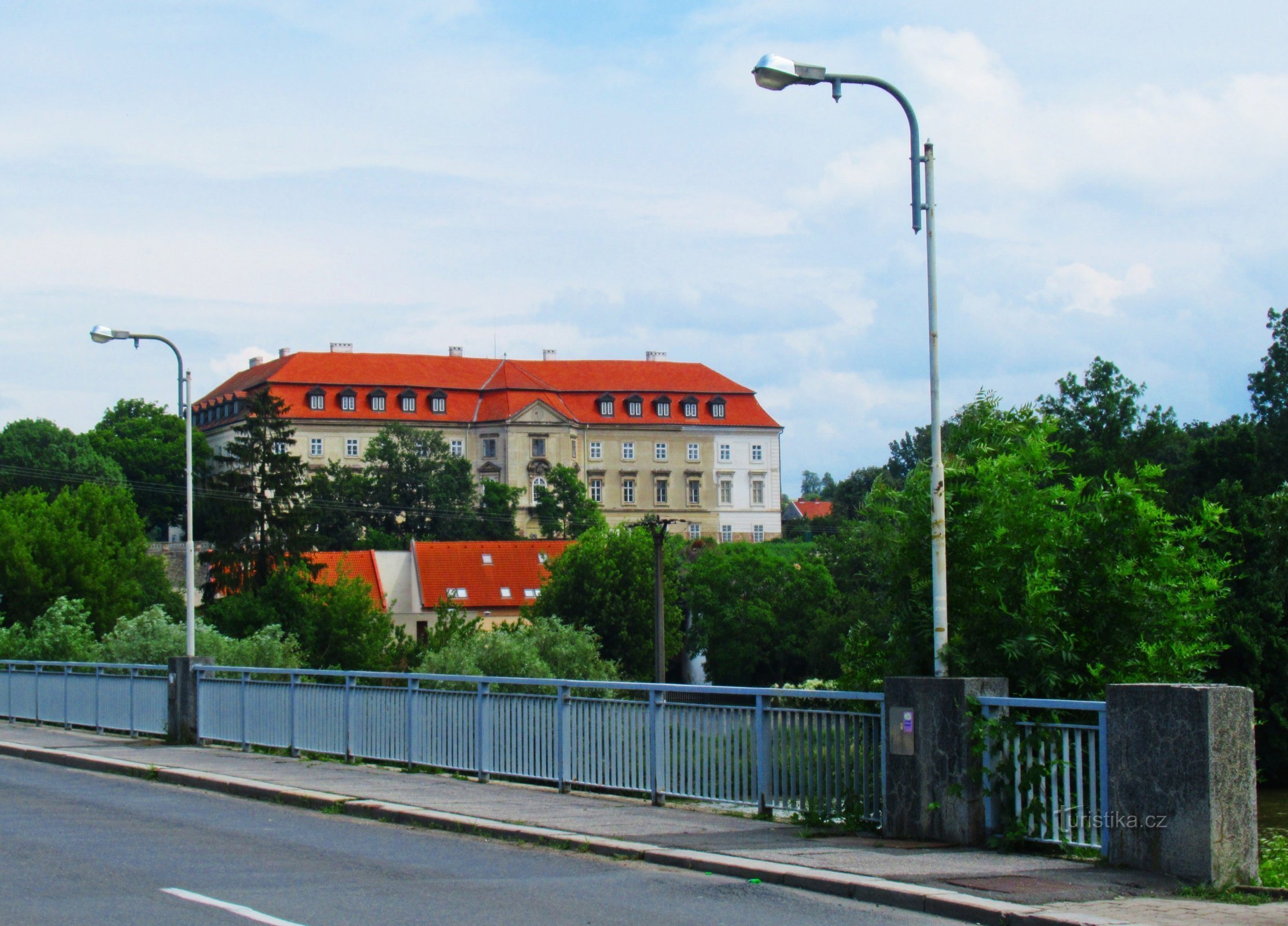 Vista da ponte para o castelo barroco em Napajedlí