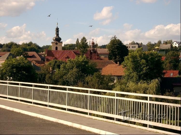 Utsikt från bron: utsikt från bron över Sázava till den södra delen av byn