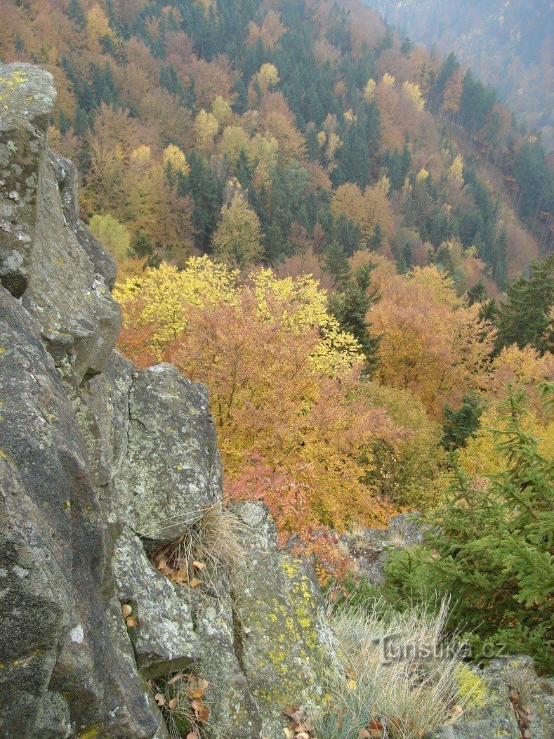 Vue depuis Myší skály sur le versant de Medence et la vallée de Jizera