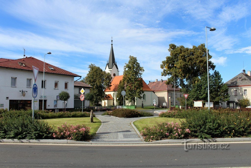 Θέα από την πλατεία προς την εκκλησία