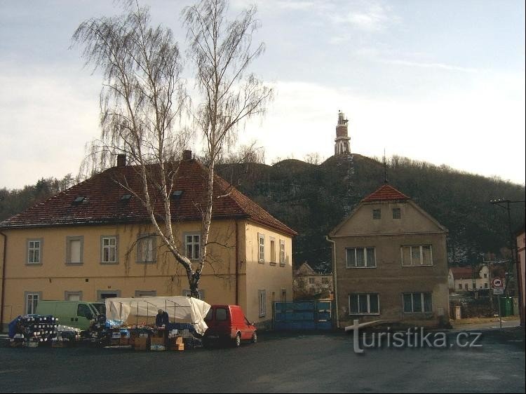 Θέα από την πλατεία στο Kryry: Το κάστρο Kozihrady στεκόταν σε έναν λόφο πάνω από την πόλη Kryry,