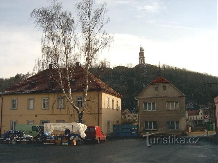 Utsikt från torget i Kryry: Kozihrady Castle stod på en kulle ovanför staden Kryry,