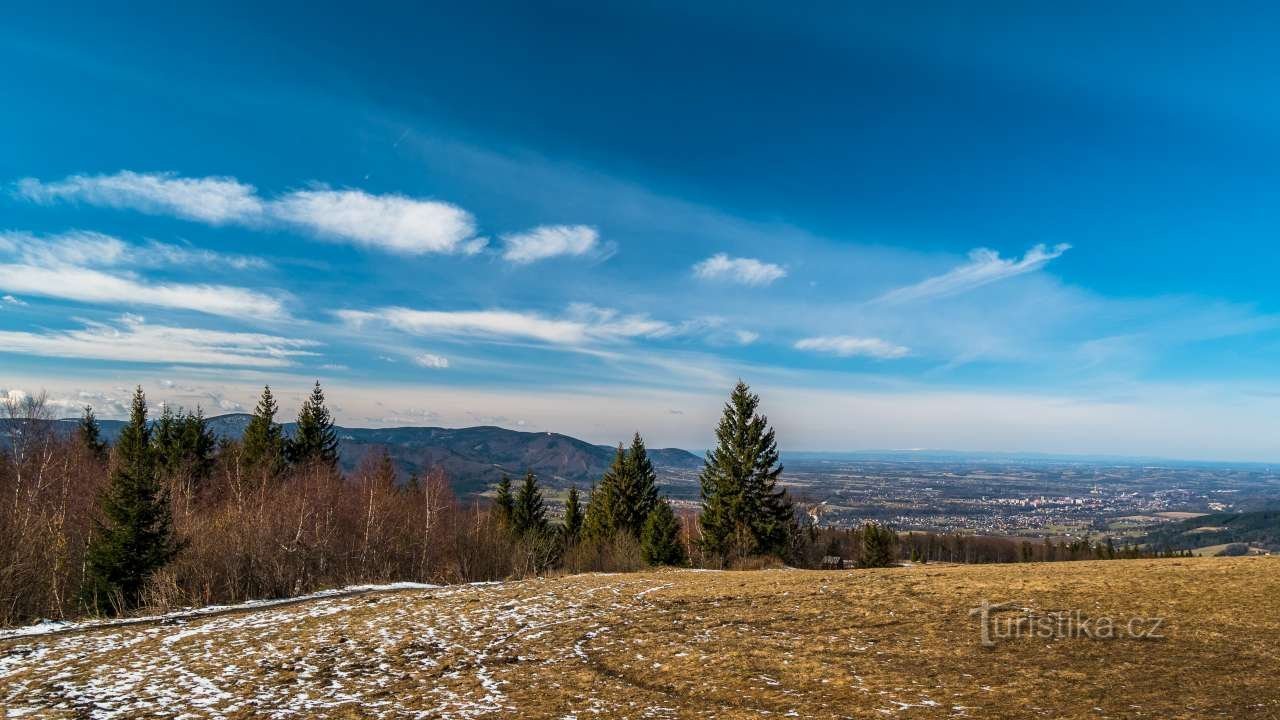 Uitzicht vanaf het hoogste punt van Loučka naar Třinec