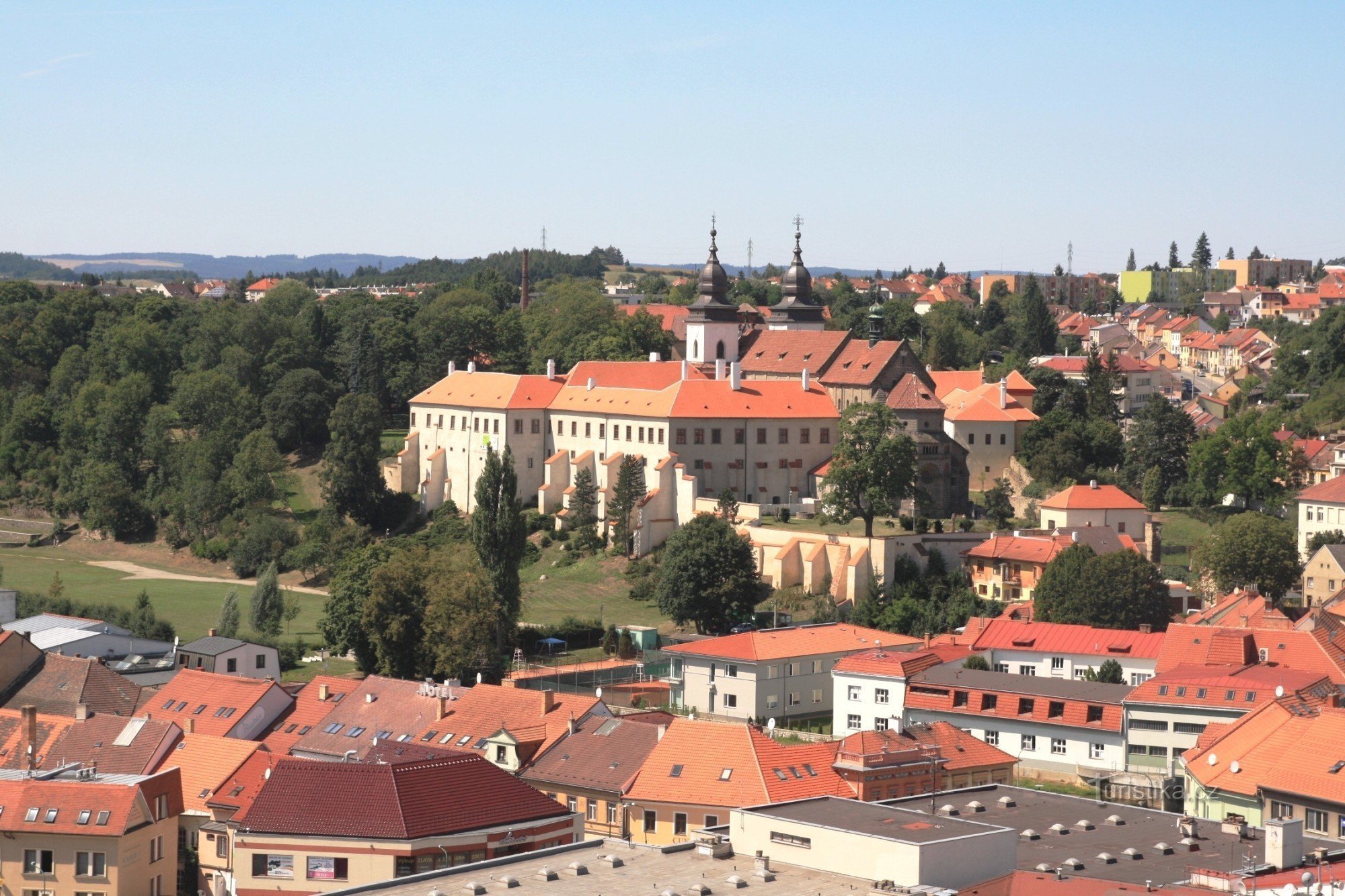 Blick auf das Schloss und die Basilika vom Korridor des Turms