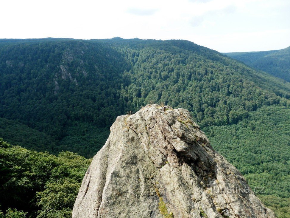 Uitzicht vanaf Orešník op de kloof tussen Krásná Mář en Orešník, de rivier de Černý stroomt door de kloof