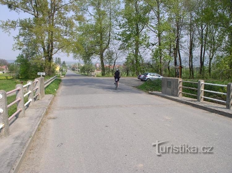 Vue d'Osecký plus sur la tête de pont droite et Osek : Un autre pont derrière le parking ved