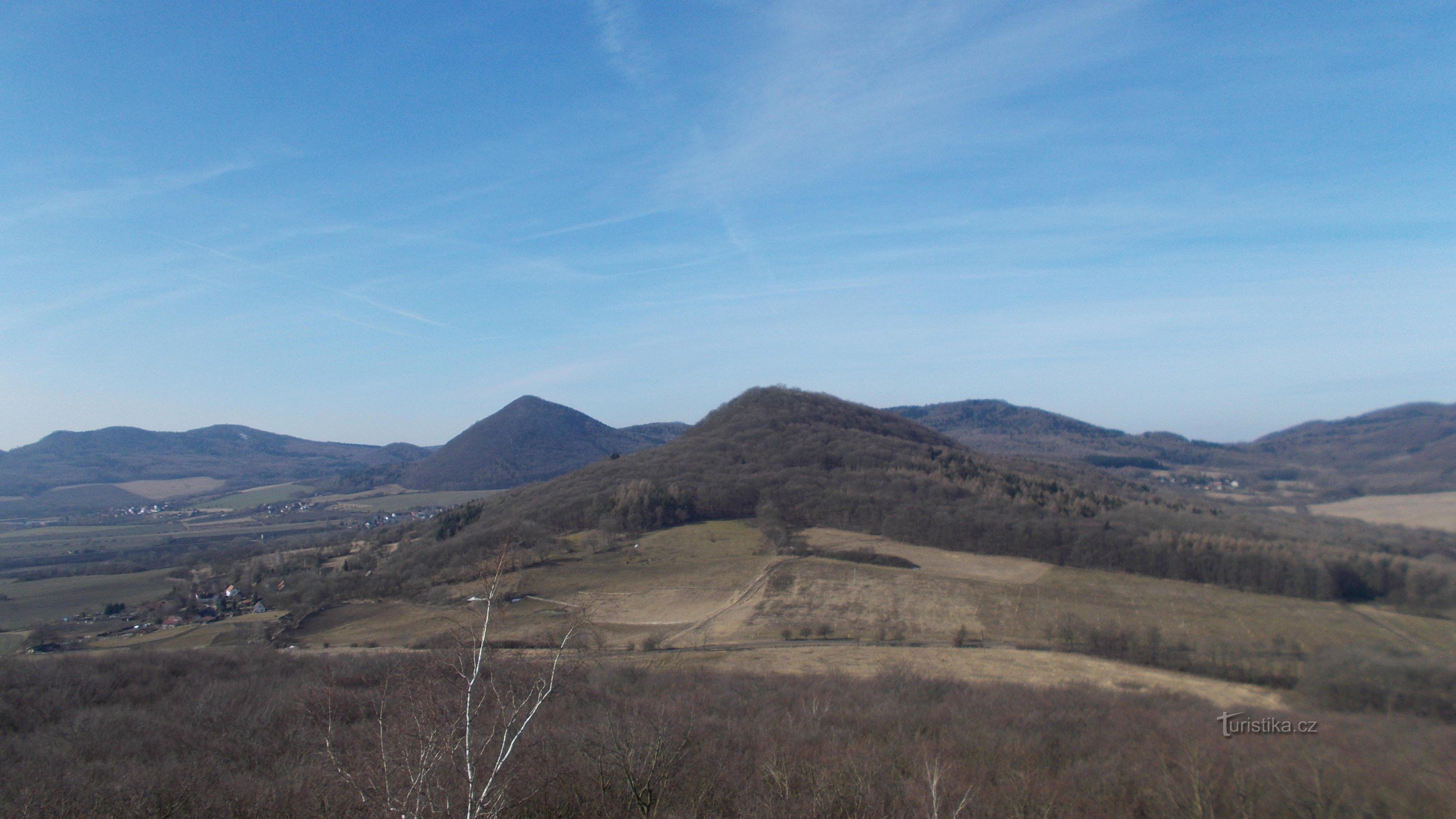 Pohled z Ostrého na dominující Lhotu (v popředí) a Lipskou horu.
