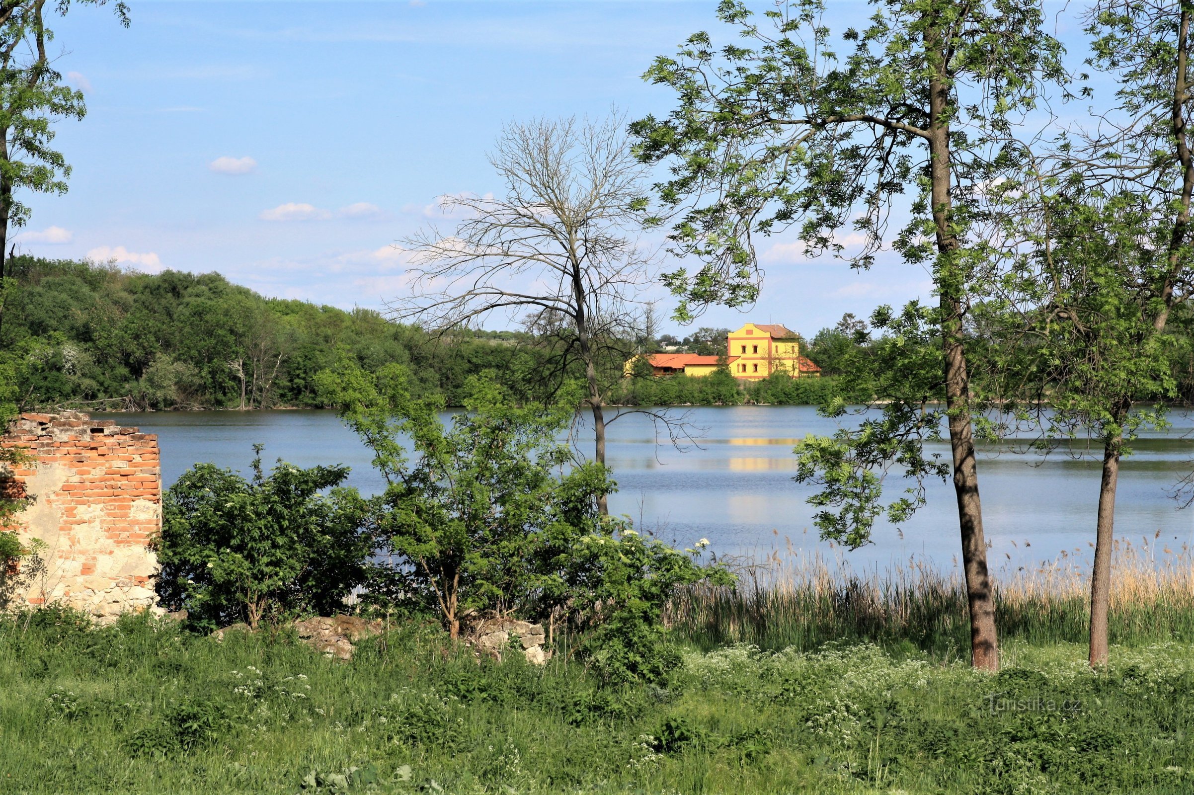 Blick von der Insel über das Wasser auf die Sedlecký-Mühle