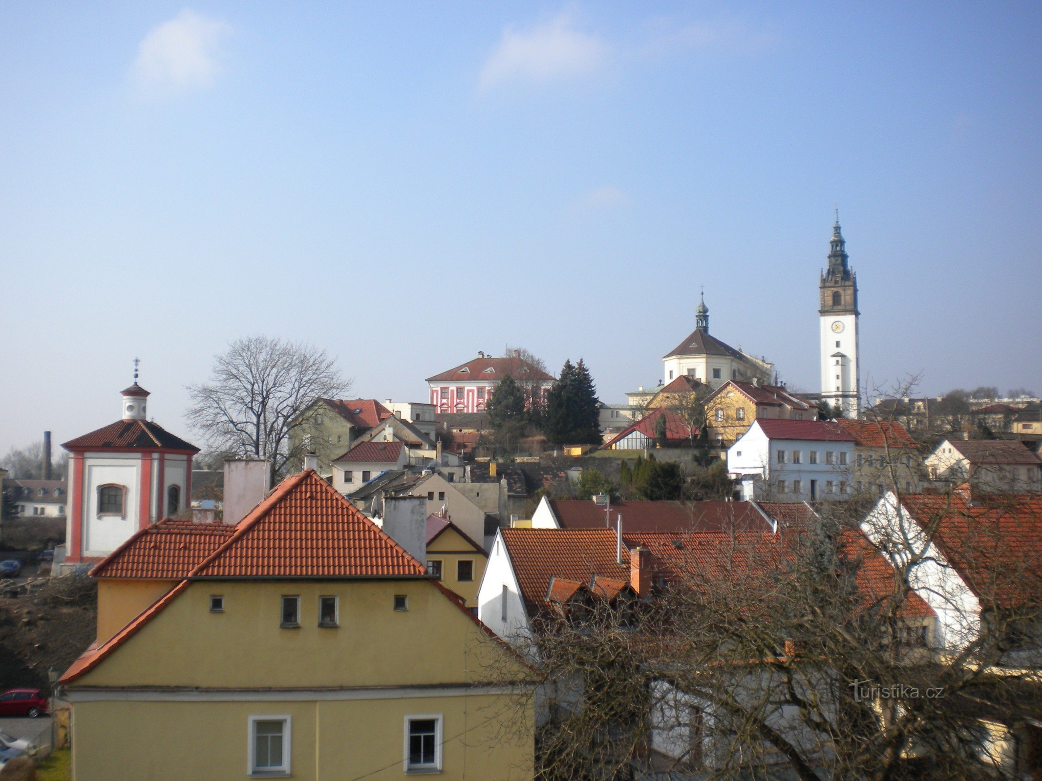Uitzicht vanaf het hek naar Dómský pahorek.